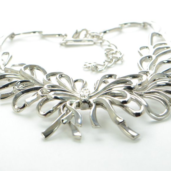 Oscar de la Renta Polished Silver Crystal Bow Necklace - Picture 3 of 5